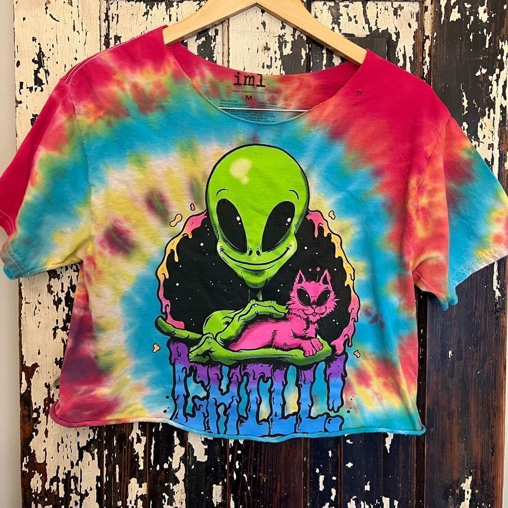 Women’s tie dye crop alien and kitty CHiLL T-shirt.  IML size Medium.